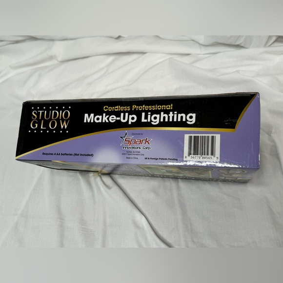 Studio Glow Make-Up Lighting - Picture 7 of 7